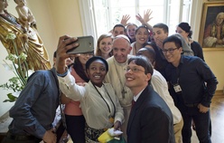 Obiad Papieża z młodzieżą: żarty i dowcip sytuacyjny