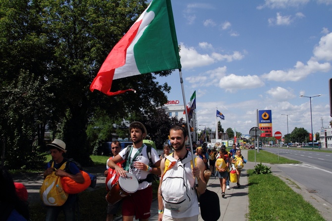 Pelgrzymi ŚDM idą na Brzegi