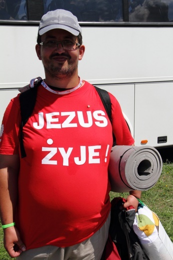 Pelgrzymi ŚDM idą na Brzegi