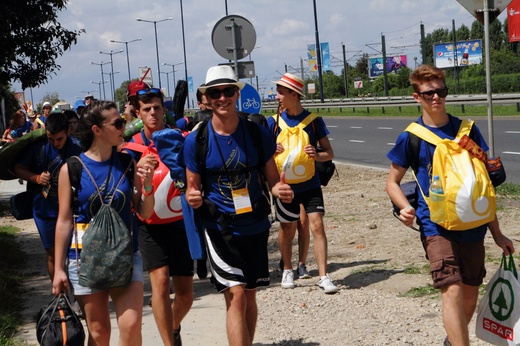 Pelgrzymi ŚDM idą na Brzegi