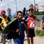 Pelgrzymi ŚDM idą na Brzegi