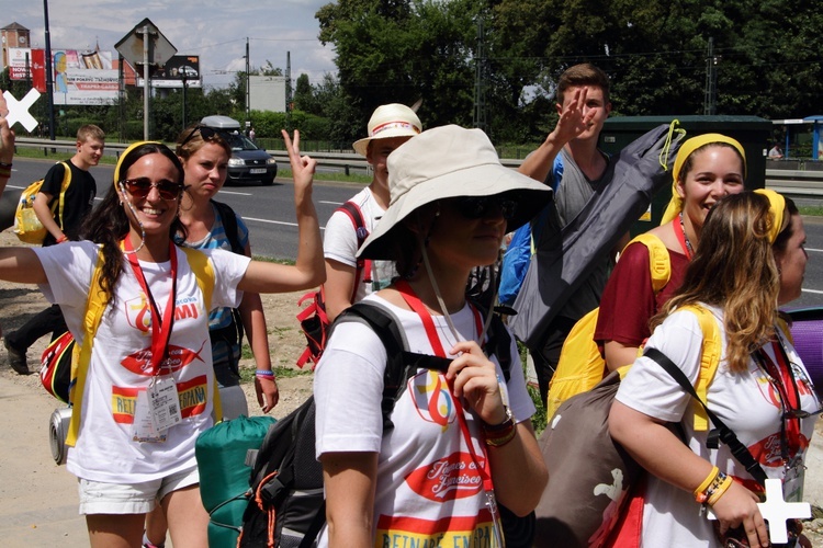 Pelgrzymi ŚDM idą na Brzegi