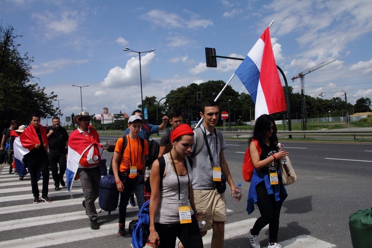 Pelgrzymi ŚDM idą na Brzegi