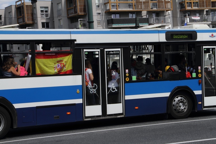 Pelgrzymi ŚDM idą na Brzegi