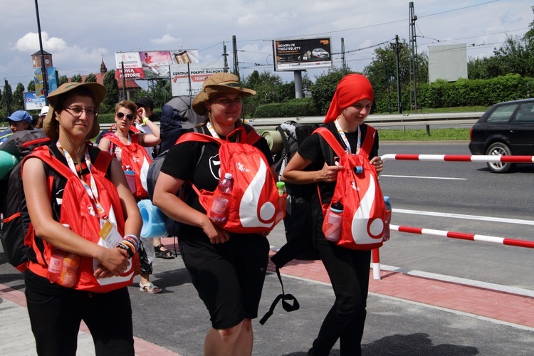 Pelgrzymi ŚDM idą na Brzegi