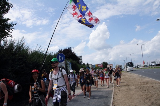 Pelgrzymi ŚDM idą na Brzegi