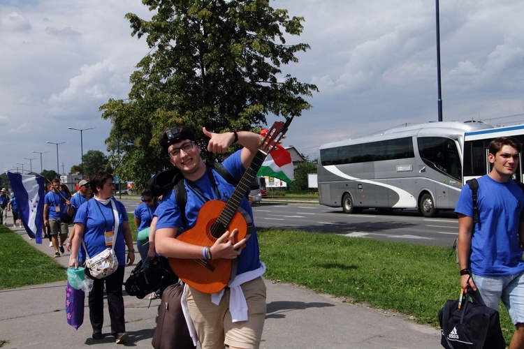 Pelgrzymi ŚDM idą na Brzegi