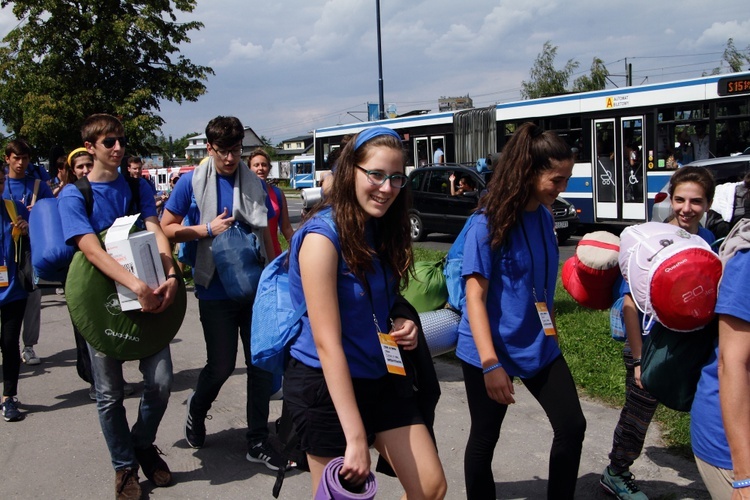 Pelgrzymi ŚDM idą na Brzegi