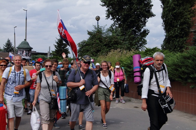 Pelgrzymi ŚDM idą na Brzegi