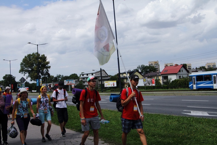 Pelgrzymi ŚDM idą na Brzegi