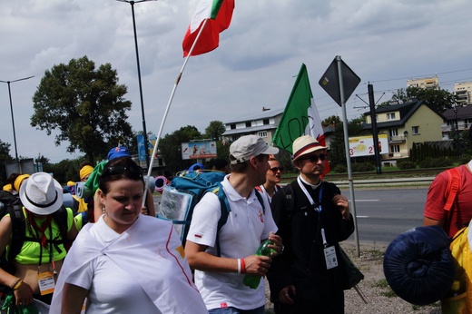 Pelgrzymi ŚDM idą na Brzegi