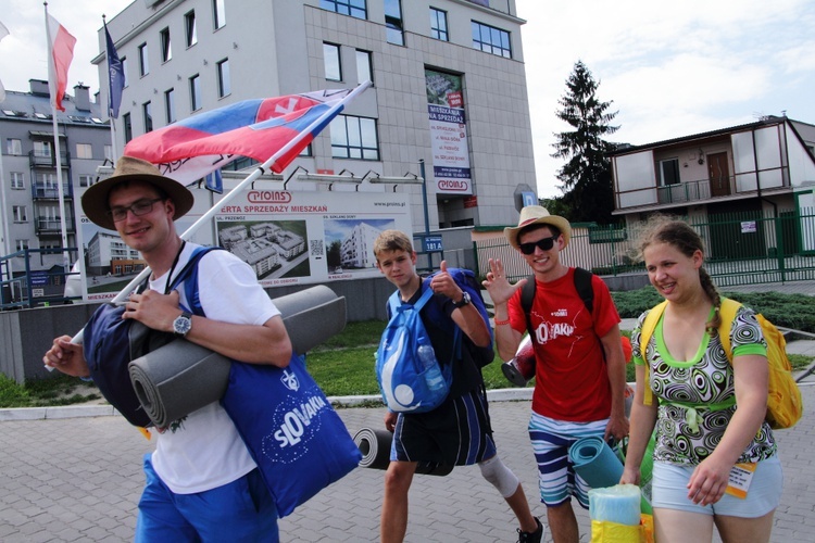 Pelgrzymi ŚDM idą na Brzegi