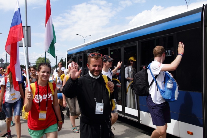 Pelgrzymi ŚDM idą na Brzegi