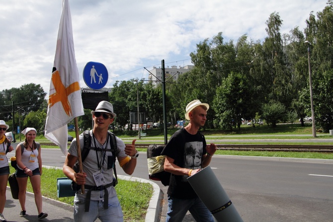 Pelgrzymi ŚDM idą na Brzegi