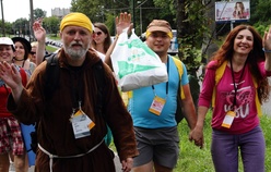 Pelgrzymi ŚDM idą na Brzegi