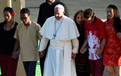 Papież już w Brzegach. Przeszedł z młodymi przez Bramę Miłosierdzia