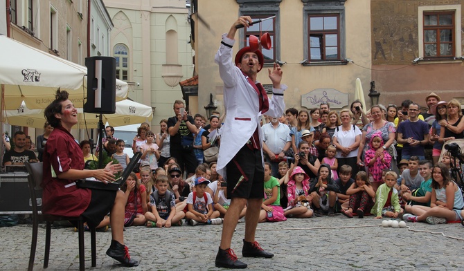 Grupa Zig Zag Circo podczas każdego spektaklu otoczona była tłumem widzów. 