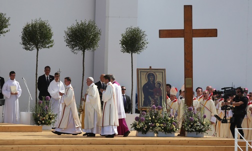 Trwa Msza z udziałem papieża w Brzegach