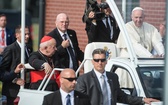 Papież jedzie na Mszę posłania