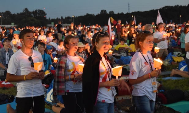 Młodzież z diecezji łowickiej podczas wieczornego czuwania w Brzegach