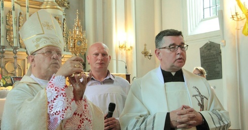 Bp Józef Zawitkowski z relikwiami św. Faustyny. Obok ks. Henryk Andrzejewski
