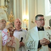 Bp Józef Zawitkowski z relikwiami św. Faustyny. Obok ks. Henryk Andrzejewski