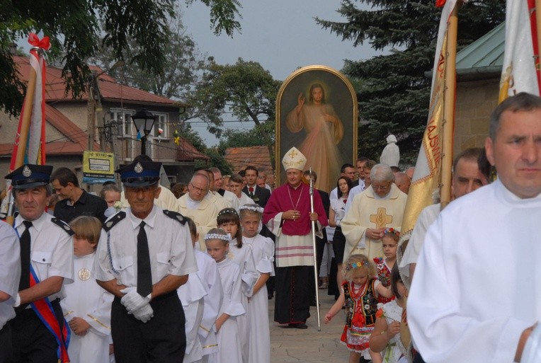 Procesja z obrazem i relikwiami do kościoła w Okocimiu