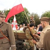 Rekonstruktorzy odtwarzają moment wyjazdu sochaczewskiego oddziału AK na pomoc powstańcom