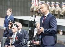 – Jesteście nieocenieni  nie tylko jako bohaterowie, ale także jako wychowawcy i wzór, w który wpatrzone są oczy młodego pokolenia – mówił prezydent. 