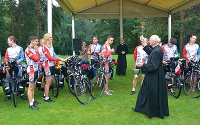 Bp Jan Wieczorek pobłogosławił rowerzystów i poświęcił ich rowery, prosząc dla nich o szczęśliwą podróż. 