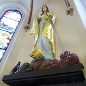 Figura św. Małgorzaty z Antiochii zastąpiła w 1952 roku obraz z ołtarza głównego w prezbiterium kościoła św. Małgorzaty w Bytomiu.