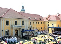 	Dziedziniec Starego Opactwa w Rudach. 