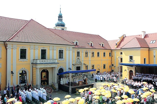 	Dziedziniec Starego Opactwa w Rudach. 