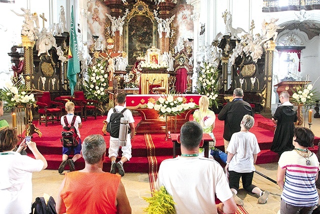 	Pielgrzymi przybywają tutaj na piechotę, autokarami czy  na rowerach  – to największe śląskie sanktuarium maryjne. 