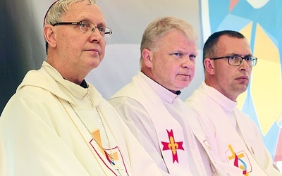 – Módlmy się o łaskę dobrego sumienia, byśmy nad nim chcieli choć trochę popracować każdego dnia – mówił bp Piotr Libera (pierwszy od lewej). Głosił on w tych dniach katechezy  do młodzieży w Kalwarii Zebrzydowskiej i Krakowie. 