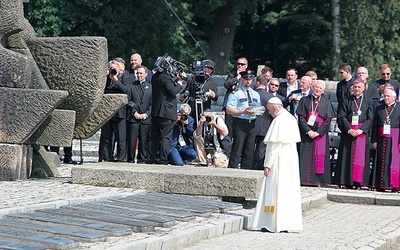 Papież Franciszek przy pomniku ofiar KL Auschwitz-Birkenau.