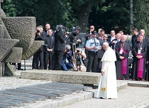 Papież Franciszek przy pomniku ofiar KL Auschwitz-Birkenau.