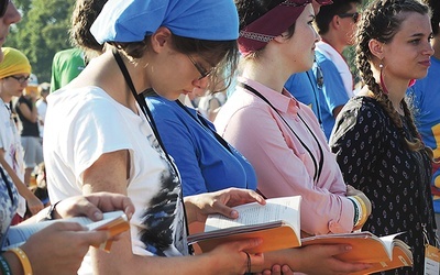 	Uczestnicy ŚDM z żywieckiej parafii konkatedralnej na krakowskich Błoniach podczas Drogi Krzyżowej.