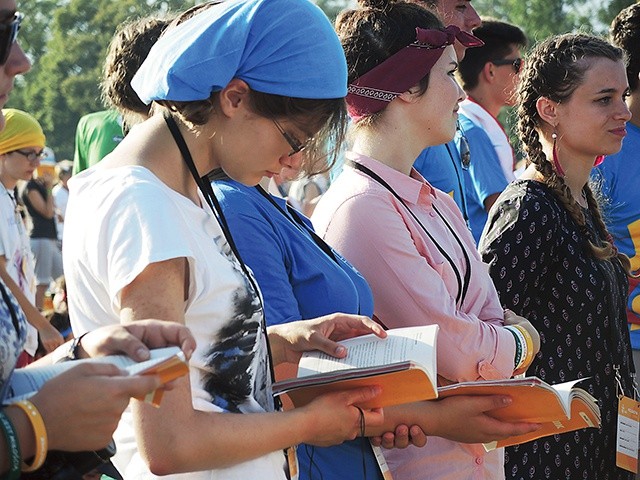 	Uczestnicy ŚDM z żywieckiej parafii konkatedralnej na krakowskich Błoniach podczas Drogi Krzyżowej.