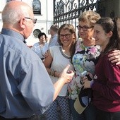 Ks. Józef Olszenko rozmawia z nowymi francuskimi córkami swojej parafianki.