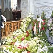 Ksiądz Thomas modli się przy grobie abp. Zygmunta Zimowskiego w radomskiej katedrze.