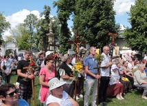 Pielgrzymi na placu przed świątynią w Miedniewicach