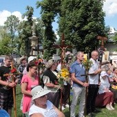 Pielgrzymi na placu przed świątynią w Miedniewicach