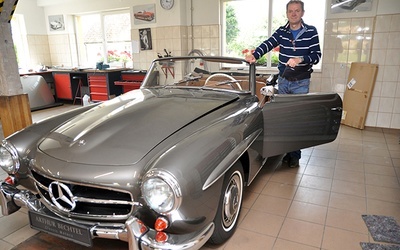 Odrestaurowany mercedes 190 SL gotowy do odbioru.