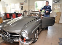 Odrestaurowany mercedes 190 SL gotowy do odbioru.