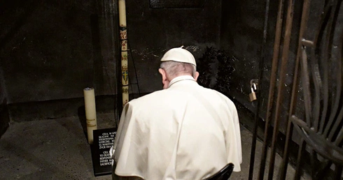 Franciszek w ciszy długo modlił się w celi śmierci św. Maksymiliana Kolbego.