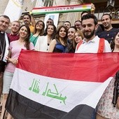 Uczestnicy ŚDM z Iraku. Pierwszy z lewej abp Bashar Warda.
