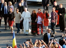 Joseph Gulliford w czasie czuwania na Campus Misericordiae przeszedł z papieżem przez Bramę Miłosierdzia. Na zdjęciu drugi po lewej stronie Franciszka.