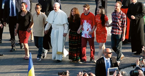 Joseph Gulliford w czasie czuwania na Campus Misericordiae przeszedł z papieżem przez Bramę Miłosierdzia. Na zdjęciu drugi po lewej stronie Franciszka.