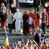 Joseph Gulliford w czasie czuwania na Campus Misericordiae przeszedł z papieżem przez Bramę Miłosierdzia. Na zdjęciu drugi po lewej stronie Franciszka.